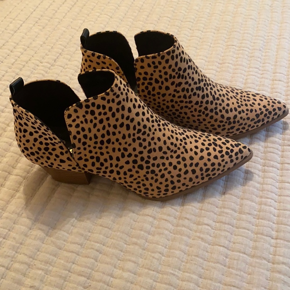 Cute Lulus leopard ankle bootie!